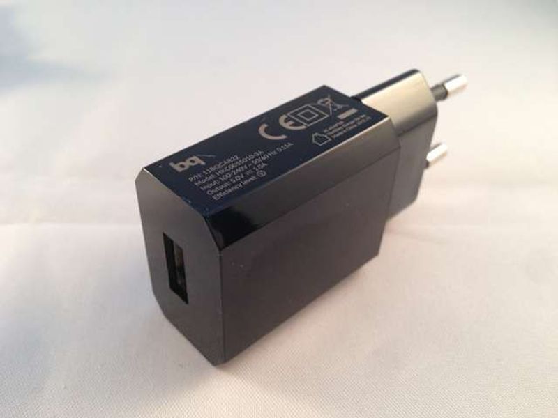 Cargador Modelo HKC0055010-3A 5V 1A BQ Aquaris E4,5 / E5 HD / E5 FHD